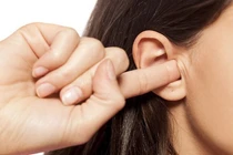 Ráy tai tích tụ quá nhiều có thể là nguyên nhân gây ù tai