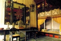 Hoàng đế ngủ giường rộng 1m để... trường thọ 