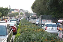 Hà Nội: Vỉa hè phường Định Công bị chiếm dụng cả ngày lẫn đêm