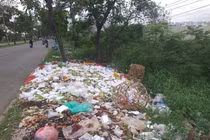 Đại lộ Nguyễn Văn Linh “ngập” rác