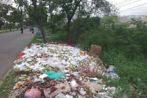 Đại lộ Nguyễn Văn Linh “ngập” rác
