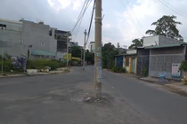 2 cây cột điện “chình ình” giữa đường TP HCM