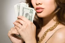 Nhà chồng đổi thái độ từ khi con dâu có tiền