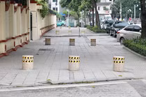 Ý kiến trái chiều về việc Hà Nội đặt trụ đá trên vỉa hè