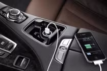 Sạc điện thoại trên ô tô gây tiêu hao xăng?