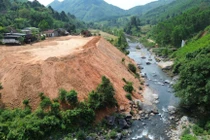 Nguy cơ vùi lấp suối Nước Lô vì Công ty Thành Đạt đổ đất thải