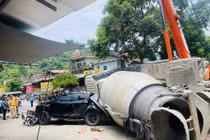 Xe bồn lật đè xe máy và ô tô, 3 người tử vong