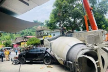 Xe bồn lật đè xe máy và ô tô, 3 người tử vong