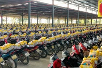 Xúc động hình ảnh quà tết buộc sẵn trên xe công nhân ở Thái Bình