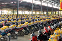 Xúc động hình ảnh quà tết buộc sẵn trên xe công nhân ở Thái Bình