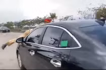 Lao xe vào CSGT: Chống người thi hành công vụ hay giết người?