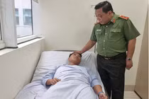 5 cảnh sát bị thương trong vụ cháy chung cư mini ở Hà Nội