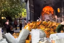 Đốt hàng tấn vàng mã để “trả lễ”, tín ngưỡng hay mê tín?