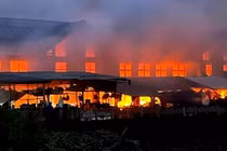 Vụ cháy chợ Khe Tre: Tiểu thương khóc nhìn hàng hóa bị thiêu rụi