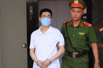 Chuyến bay giải cứu: Chiếc cặp chứa 450.000 USD hay 4 chai rượu?