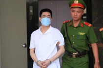 Chuyến bay giải cứu: Chiếc cặp chứa 450.000 USD hay 4 chai rượu?