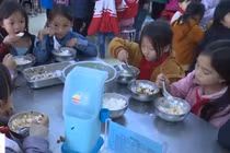 11 học sinh chia nhau 2 gói mì: Hiệu trưởng từ chức, có hết trách nhiệm?