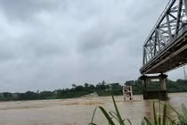 10 ôtô, 2 xe máy, 13 người bị cuốn trôi trong vụ sập cầu Phong Châu