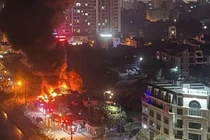 Hà Nội: Lán trại để lốp ô tô cũ bốc cháy dữ dội trong đêm