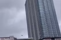 Quảng Ninh: Cửa kính toà cao ốc bay tả tơi vì siêu bão