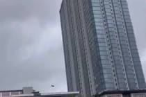 Quảng Ninh: Cửa kính toà cao ốc bay tả tơi vì siêu bão