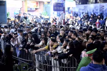 Hồ Gươm chật kín người chờ Countdown đón năm mới 2025 