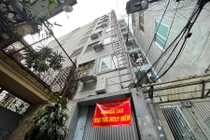 Khoanh vùng nguy hiểm, di dời người dân ở chung cư mini