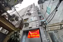 Khoanh vùng nguy hiểm, di dời người dân ở chung cư mini