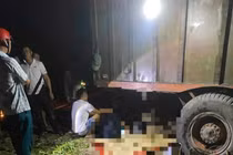 Đắk Lắk: Trú mưa dưới gầm xe máy cày, 2 người bị cán tử vong