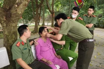 Bà cụ 77 tuổi bị ngất xỉu khi đi lễ Đền Hùng