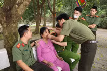 Bà cụ 77 tuổi bị ngất xỉu khi đi lễ Đền Hùng