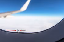 Lỗ nhỏ nhỏ trên cửa sổ máy bay có tác dụng gì?