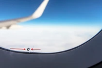 Lỗ nhỏ nhỏ trên cửa sổ máy bay có tác dụng gì?