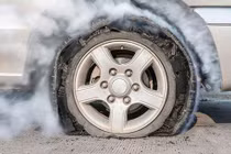 Những tác hại nghiêm trọng khi vận hành ô tô trong tình trạng lốp non hơi