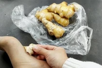 Công dụng bất ngờ nhờ xoa gừng vào lòng bàn chân trước khi ngủ