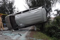 Nguyên nhân nào khiến ô tô dễ bị lật?