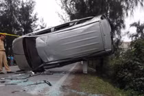 Nguyên nhân nào khiến ô tô dễ bị lật?