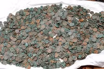 Đang đào đất, vô tình đụng trúng "kho báu" trong chiếc vại