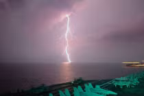 Vì sao sét ít đánh trên biển hơn trên đất liền?