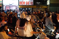 Chật vật tìm bãi gửi xe chơi Tết