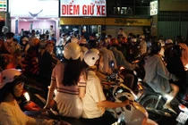 Chật vật tìm bãi gửi xe chơi Tết