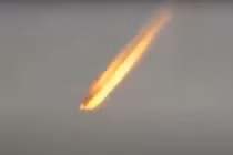 Vật thể lạ nóng hổi bất ngờ rơi trúng nhà dân là gì?