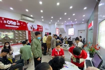 Người dân Hà Nội ùn ùn đi chuẩn hóa thông tin thuê bao