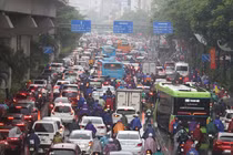 Mưa lớn đầu tuần, người Hà Nội chật vật đi làm trong cảnh ùn tắc