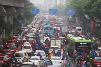 Mưa lớn đầu tuần, người Hà Nội chật vật đi làm trong cảnh ùn tắc