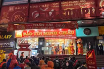 Người dân đợi mua vàng ngày vía Thần Tài từ 5 giờ sáng