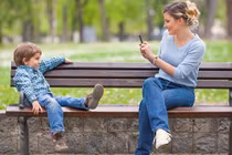 Tránh đăng những ảnh này của con lên mạng xã hội