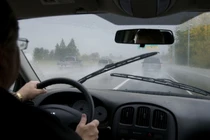 Kinh nghiệm lái ô tô an toàn khi trời mưa bão bạn nên biết