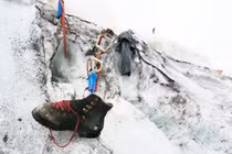 Lớp băng tan, lộ thi thể nhà leo núi mất tích 37 năm