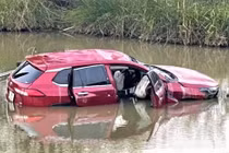 Đang lưu thông, ô tô bất ngờ lao xuống hồ khiến tài xế tử vong